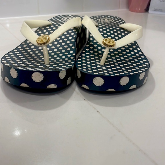 Tory Burch wedge flip flops cream / navy polka dots - Picture 5 of 6